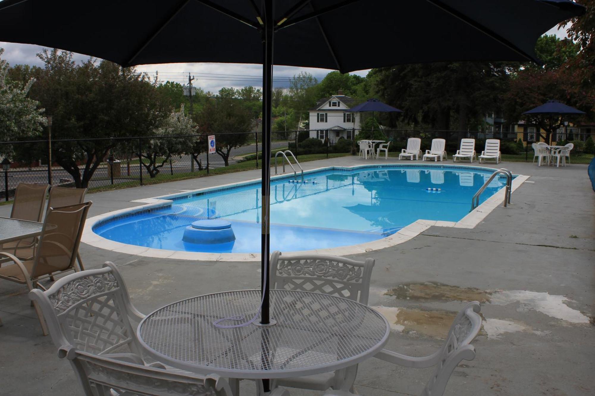 פיטספילד Berkshire Inn מראה חיצוני תמונה